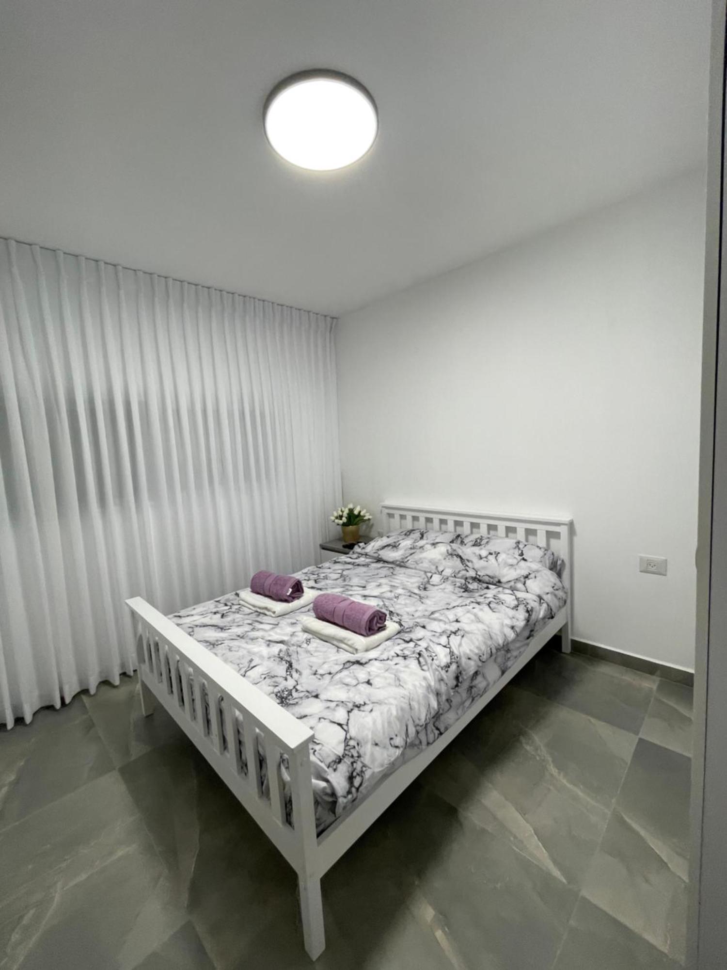 Apartment דירת אירוח מפנקת בעיר - 5 דקות נסיעה מהים *