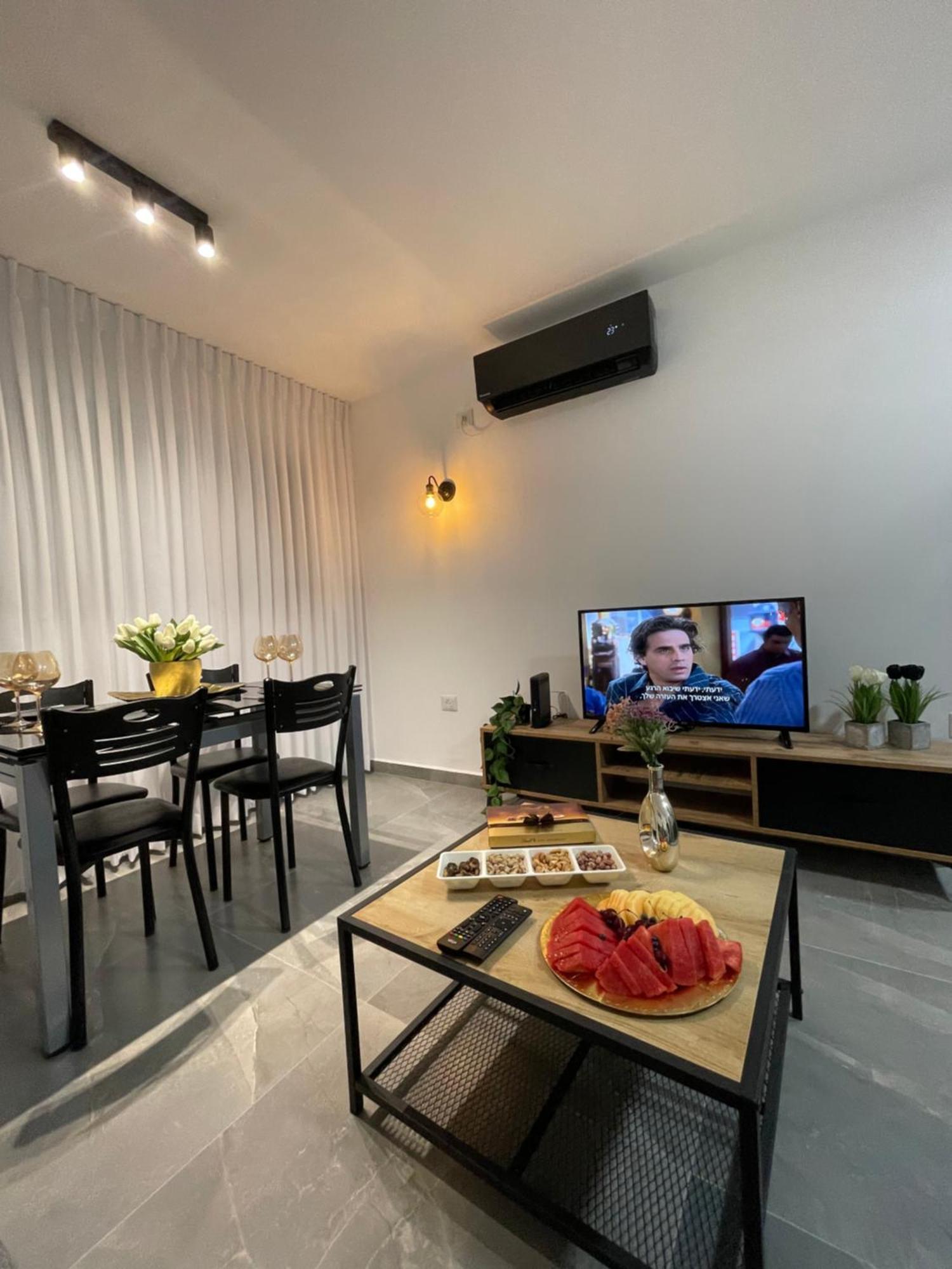Apartment דירת אירוח מפנקת בעיר - 5 דקות נסיעה מהים *